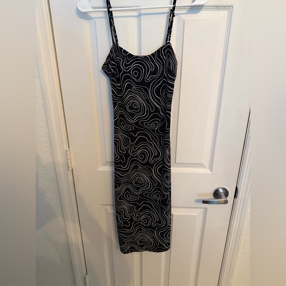 Forever 21 Black and White Swirl Midi Dress - Picture 1 of 3